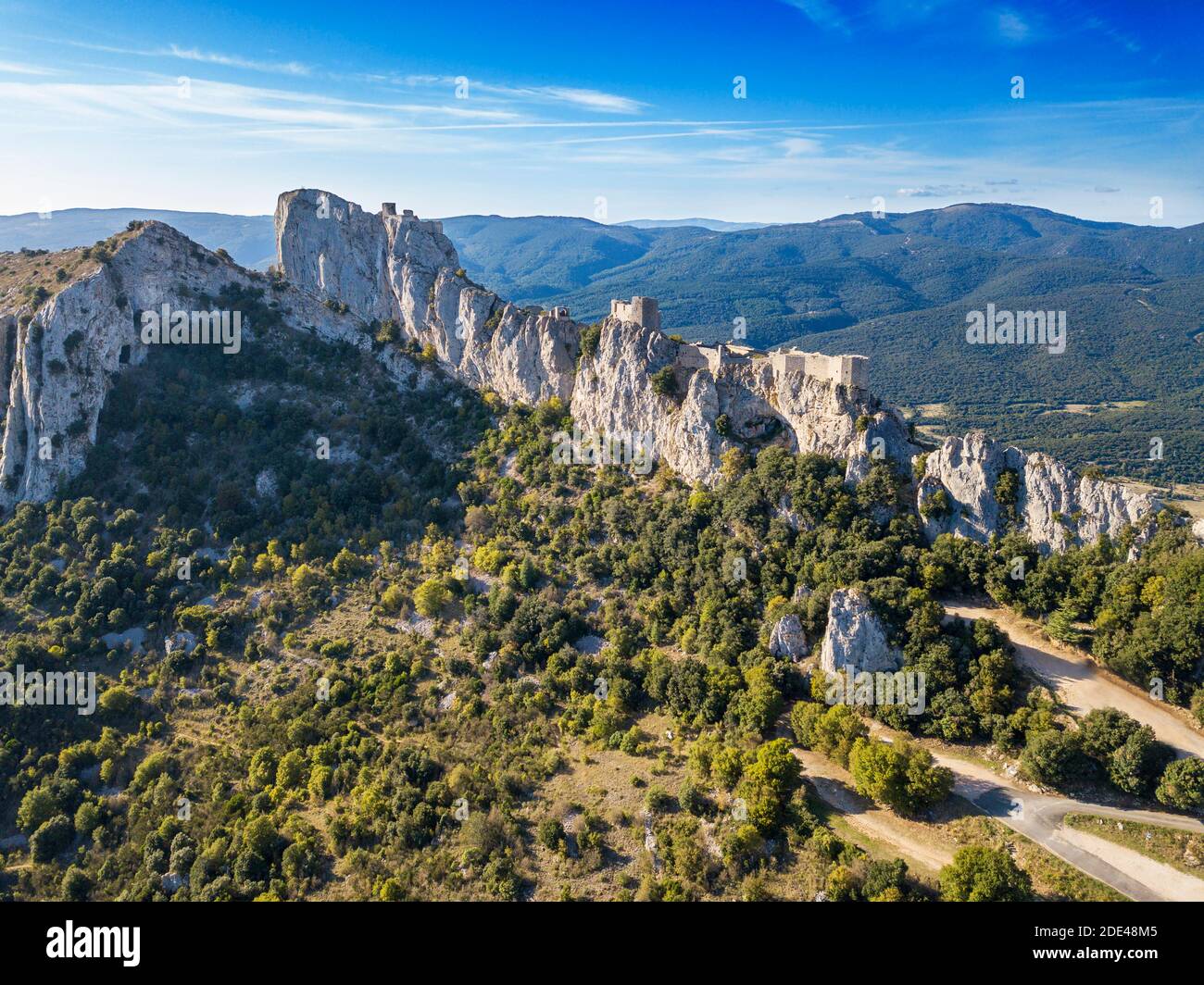 Vue aérienne du château cathare de Peyrepertuse dans le Languedoc-Roussillon, France, Europe. Ancien site cathare du Château de Peyrepertuse, Peyreper Banque D'Images