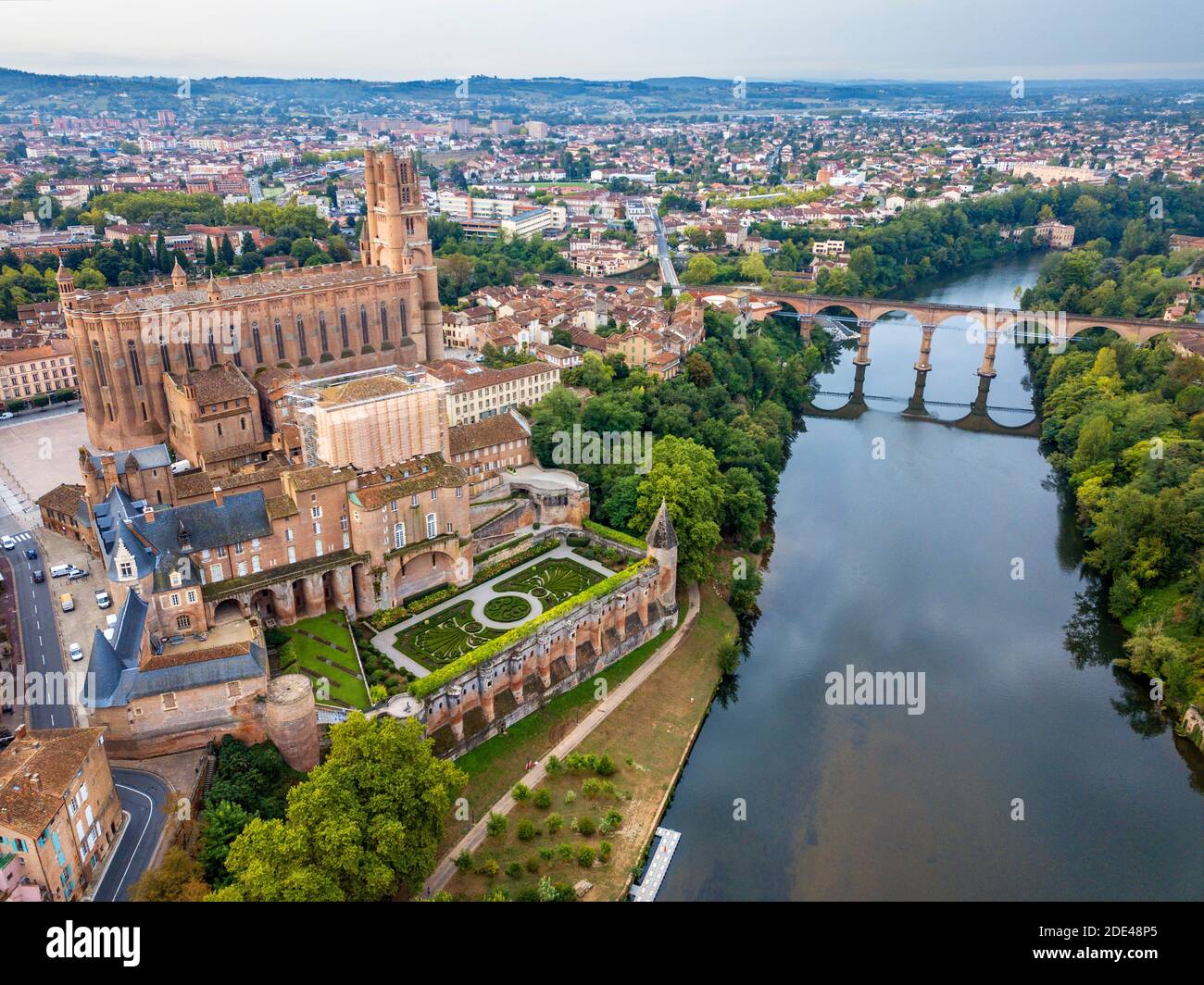 La rivière Tarn traversant la ville d'Albi. Pont Vieux et l'église notre Dame du Breuil dans le village du Tarn, Occitanie midi Pyrénées France. Banque D'Images