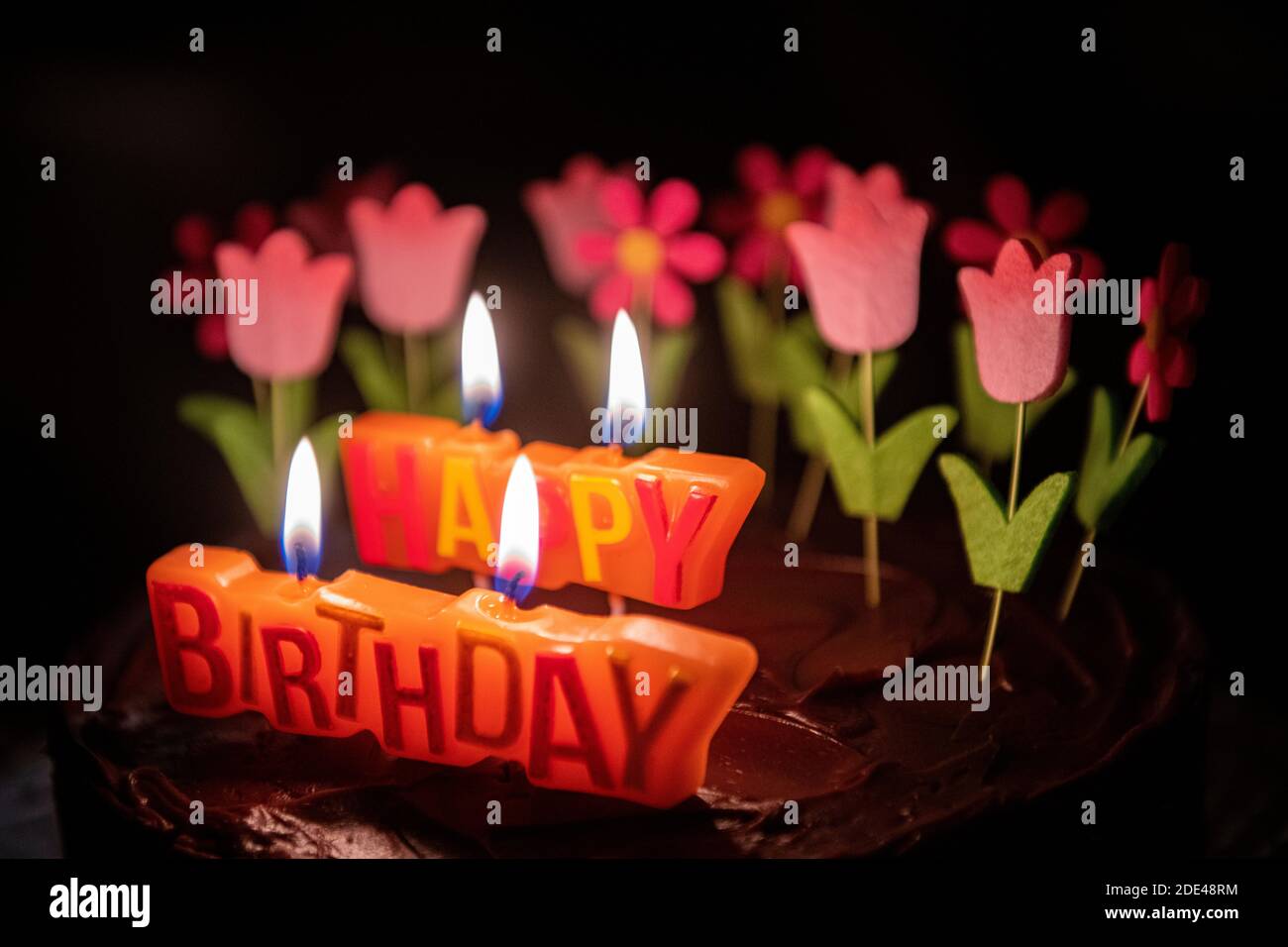 Joyeux Anniversaire Bougies Et Fleurs Sur Un Gateau D Anniversaire Photo Stock Alamy