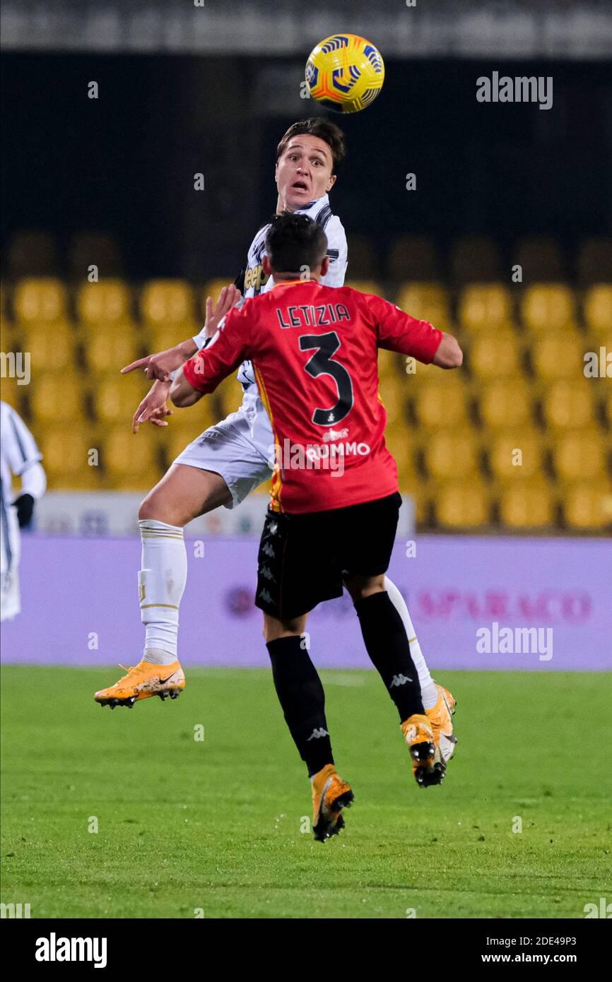 Federico Chiesa, le buteur italien de Juventus, se met au défi de la balle avec Gaetano Letizia, le défenseur italien de Benevento pendant la série A football tapis Banque D'Images