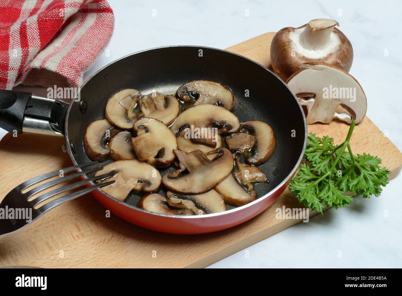 Champignons, tranches de champignons dans la poêle, Allemagne Banque D'Images
