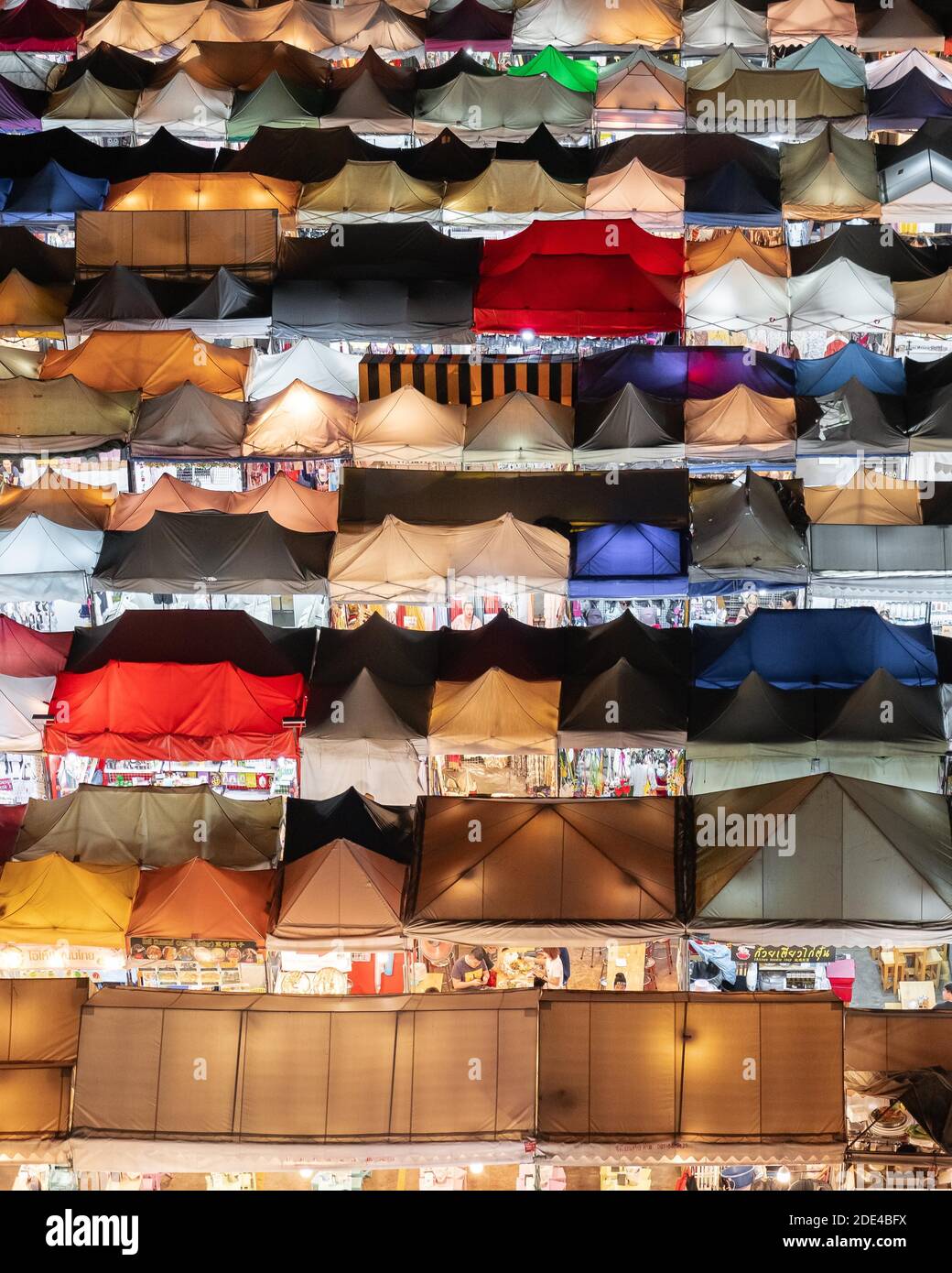 Toitures de tentes colorées d'un marché de nuit à Bangkok, marché de train Ratchada, Thaïlande Banque D'Images