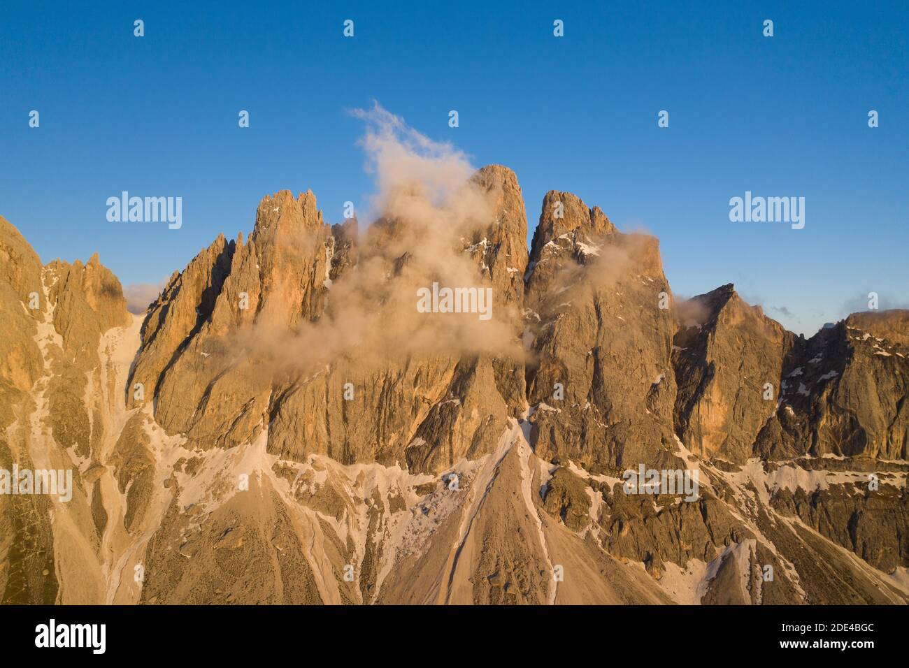 Vue aérienne, coucher de soleil sur la montagne de Furchetta avec nuages, Geisler Alm, Sankt Magdalena, Tyrol du Sud, Italie Banque D'Images