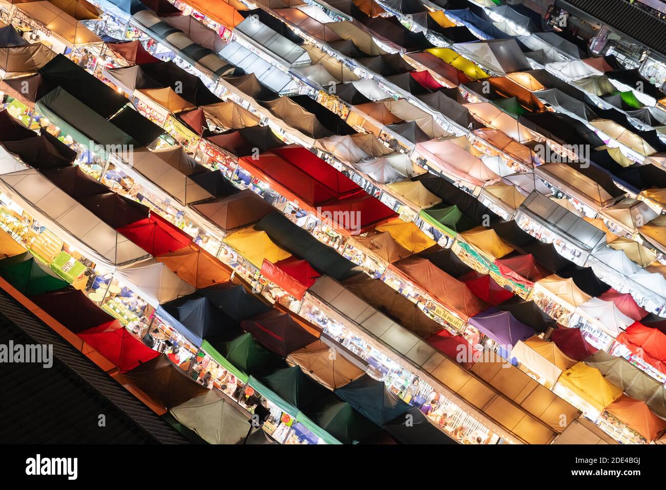 Toitures de tentes colorées d'un marché de nuit à Bangkok, marché de train Ratchada, Thaïlande Banque D'Images