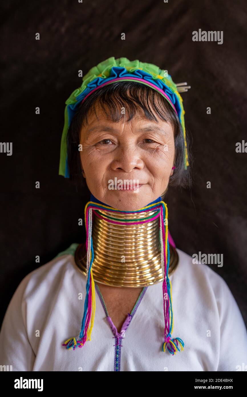 Femme à long cou avec plusieurs anneaux en laiton autour de son cou, Lac  Inle, Myanmar Photo Stock - Alamy