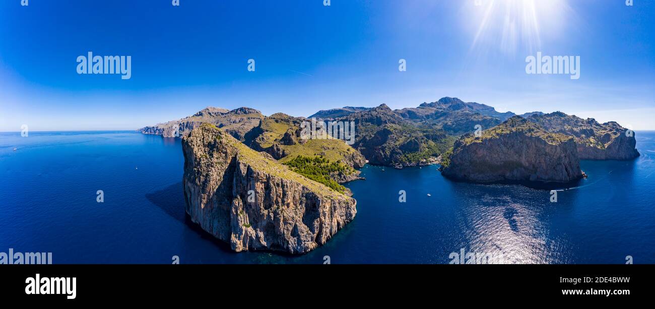 Vue aérienne sa Calobra, canyon Torrent de Pareis, cova de sa Bugadera, Serra de Tramuntana, Majorque, Iles Baléares, Espagne Banque D'Images