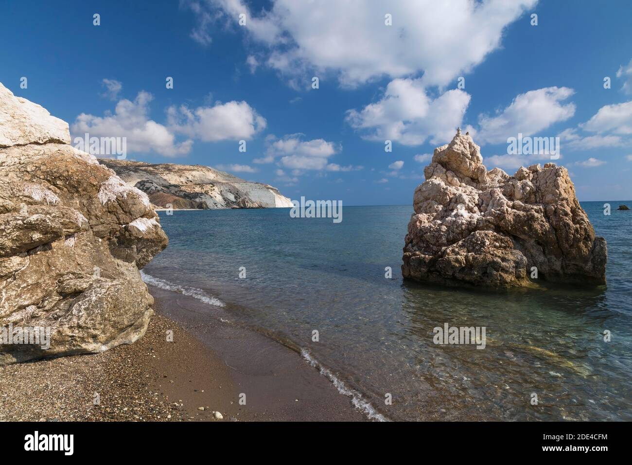 Anciennes formations rocheuses et littoral, plage de Petra tou Risiou, l'endroit où, selon la légende, Aphrodite la Déesse de l'Amour et de la Beauté est née Banque D'Images