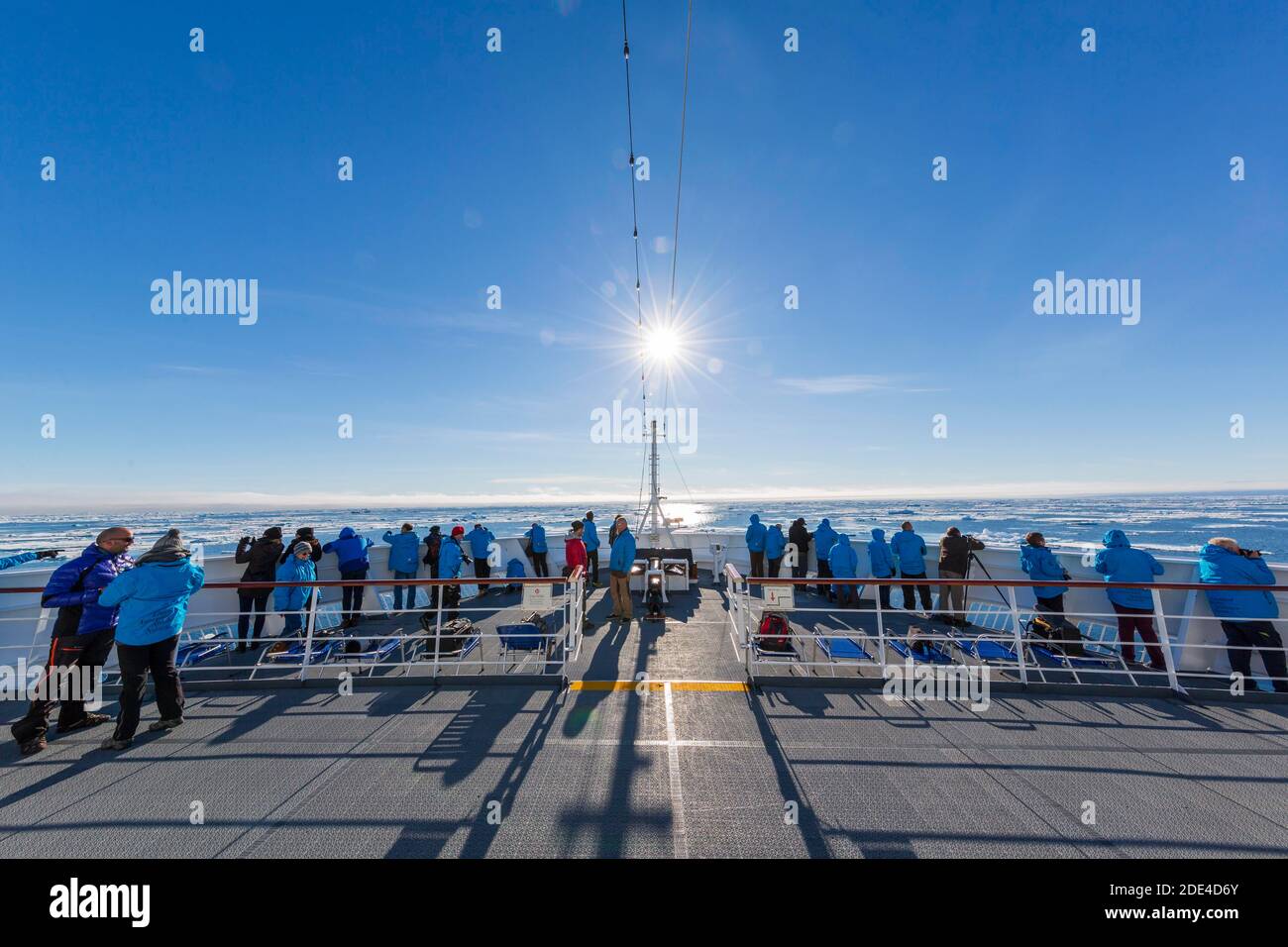 Passagers en bateau de croisière, sur pont, feu arrière, champ de glace, Atlantique Nord, côte est du Groenland, Danemark Banque D'Images