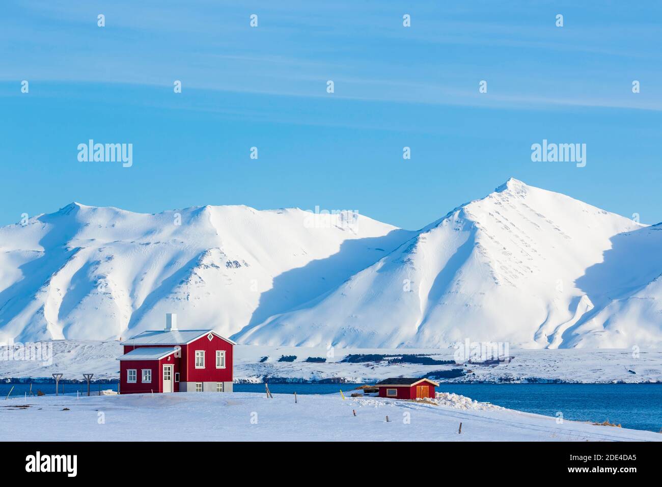 Maison solitaire rouge sur le Akureyrifjord, Islande Banque D'Images