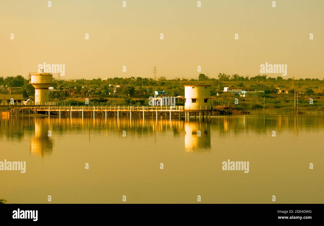 Photo de paysage de construction sous l'eau réservoir d'eau urbain et pont avec scène de crépuscule. Banque D'Images