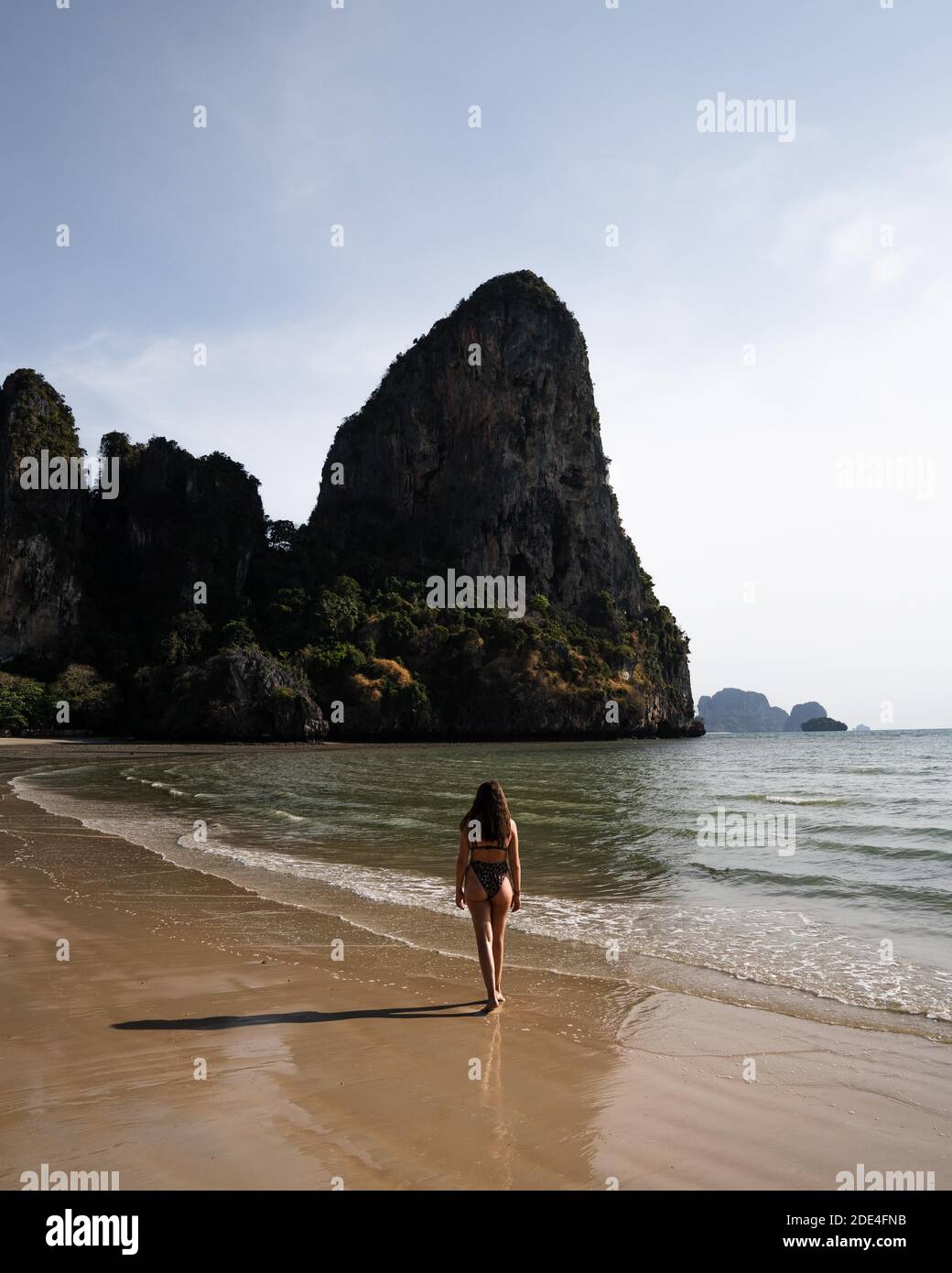 Femme marchant le long de la plage, plage tropicale, plage de Railay, province de Krabi, Thaïlande Banque D'Images