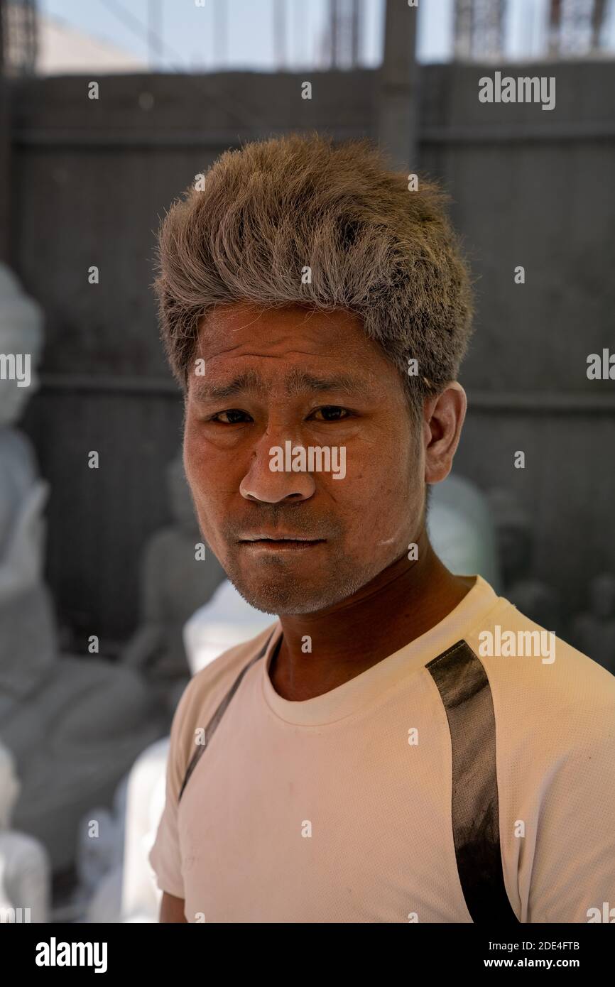 Homme avec de la poussière de roche blanche sur le visage, Mandalay, Myanmar Banque D'Images