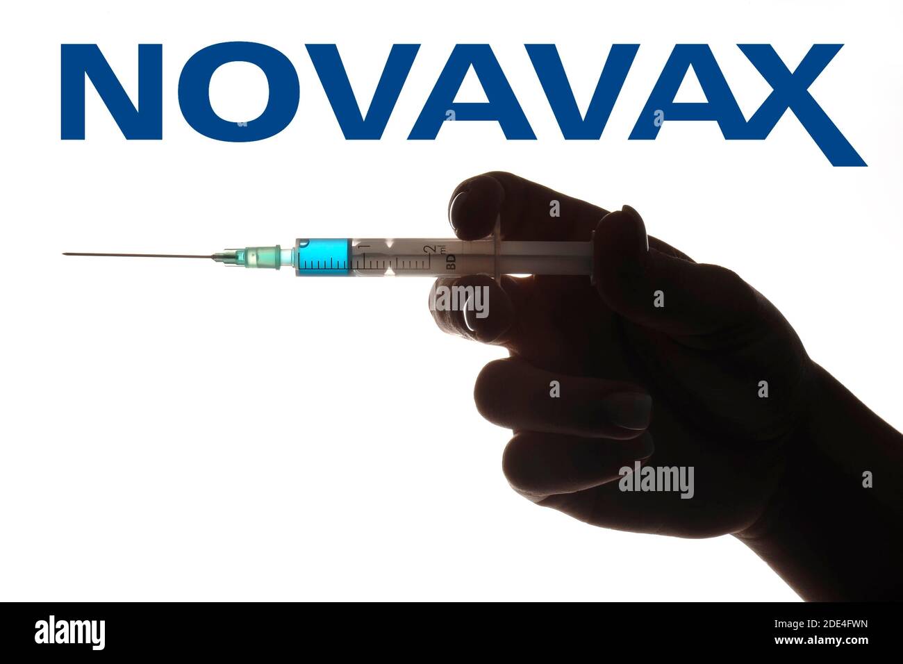 Image symbole vaccin Corona de NOVAVAX, main avec seringue, crise corona, Bade-Wurtemberg, Allemagne Banque D'Images