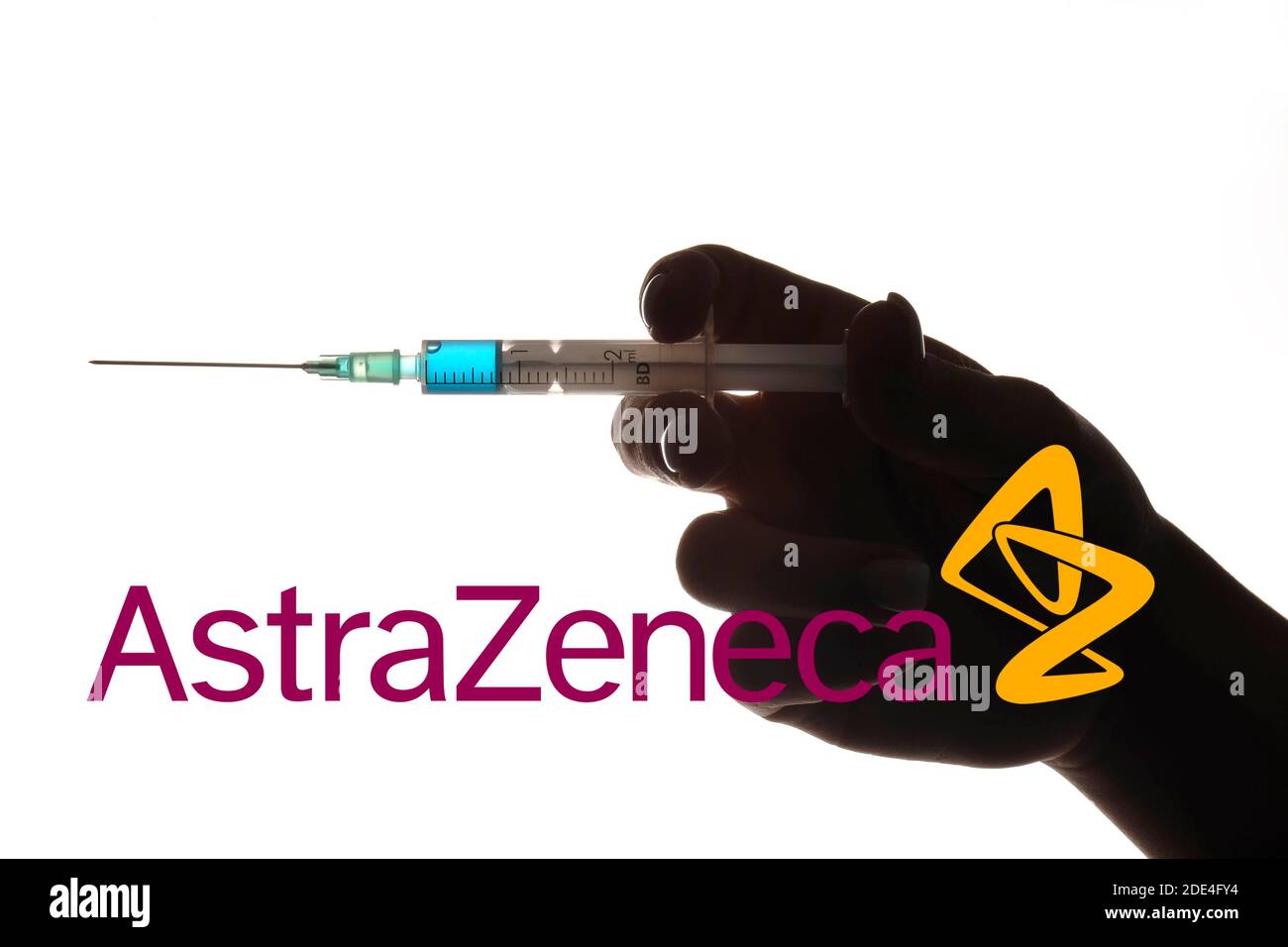 Symbole photo vaccin Corona de la société ASTRAZENECA, main avec seringue, crise corona, Bade-Wurtemberg, Allemagne Banque D'Images