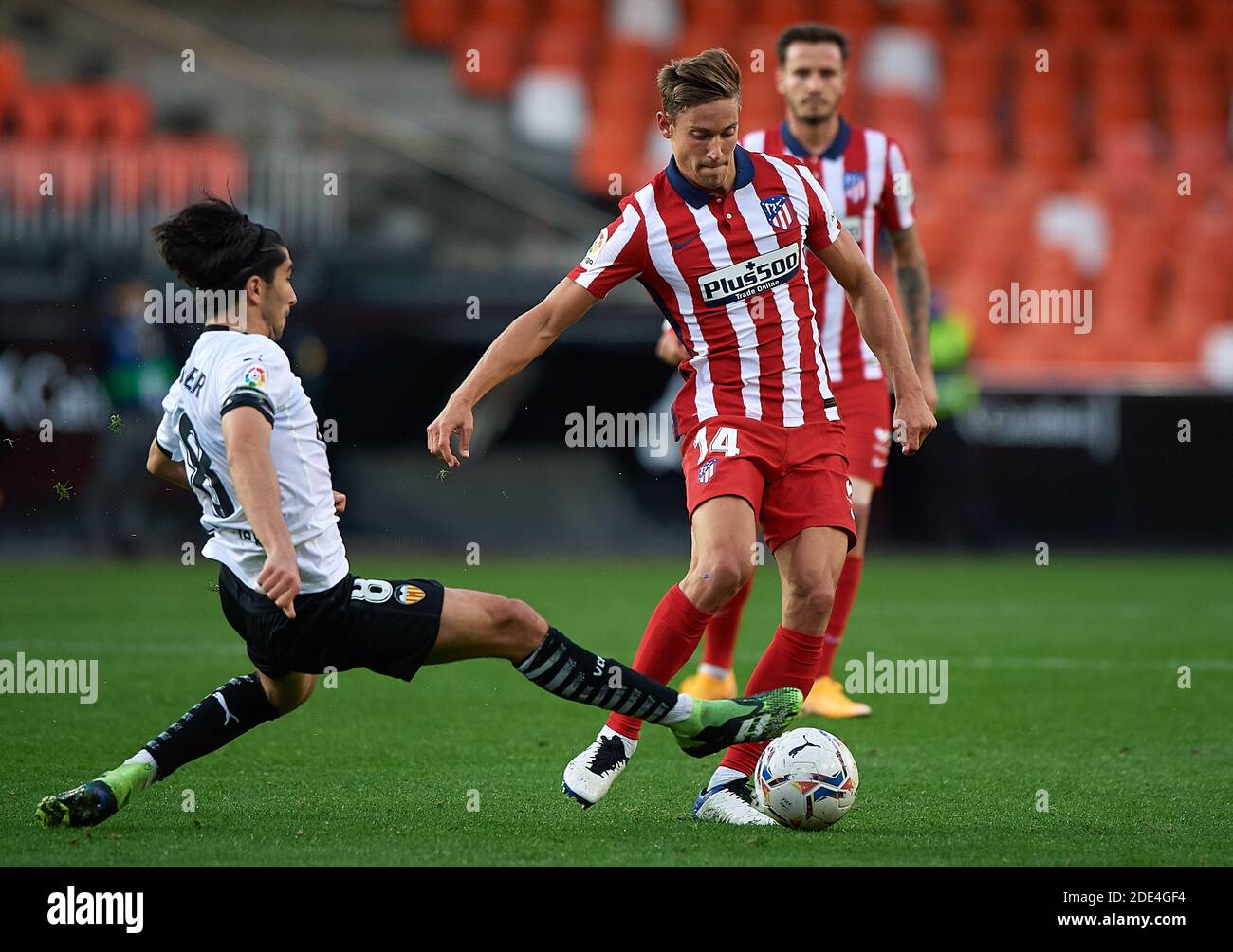 Valence, Espagne. 28 novembre 2020. Carlos Soler (L) de Valence vie avec Marcos Llorente de l'Atletico de Madrid lors d'un match de ligue Spainsh entre Valencia CF et Atletico de Madrid à l'Estadio Mestalla à Valence, Espagne, 28 novembre 2020. Crédit: Pablo Morano/ Xinhua/Alay Live News Banque D'Images