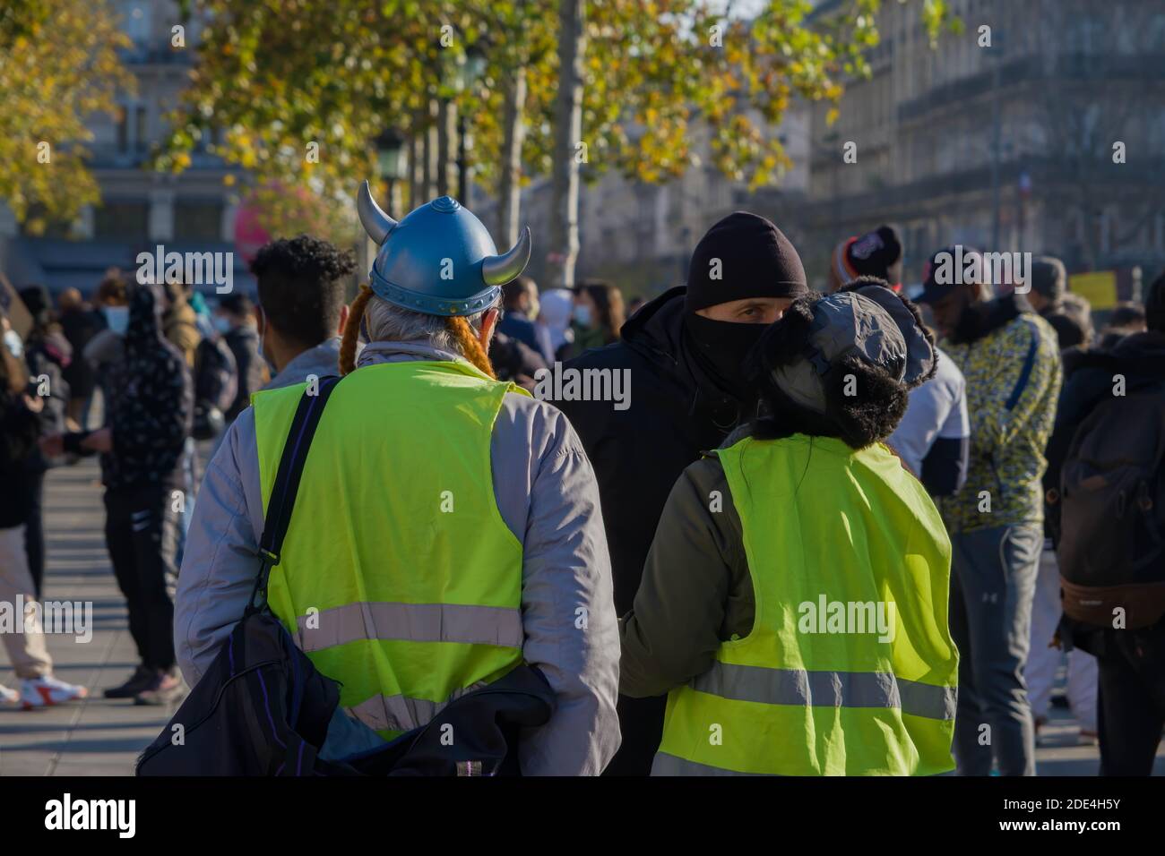 Paris, France - 28 novembre 2020 : lors de la marche contre la loi mondiale sur la sécurité, une veste jaune portant un casque gaulois et des amis arrivent Banque D'Images