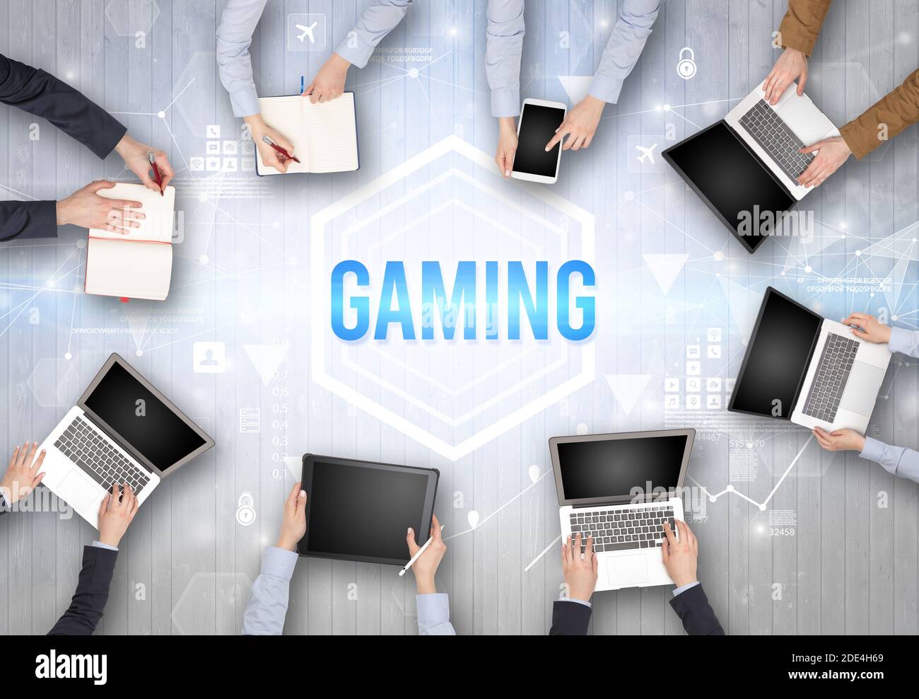 Groupe de personnes occupées travaillant dans un bureau avec inscription DE JEU, concept de technologie moderne Banque D'Images