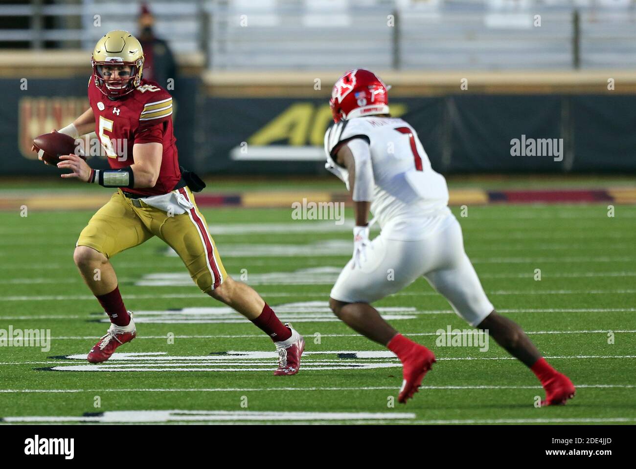 Stade des anciens élèves. 28 novembre 2020. MA, USA; quartier des Eagles du Boston College Phil Jurkovec (5) poursuivi par le linebacker des Louisville Cardinals Monty Montgomery (7) pendant le match de football de la NCAA entre les Louisville Cardinals et les Boston College Eagles au stade Alumni. Anthony Nesmith/CSM/Alamy Live News Banque D'Images