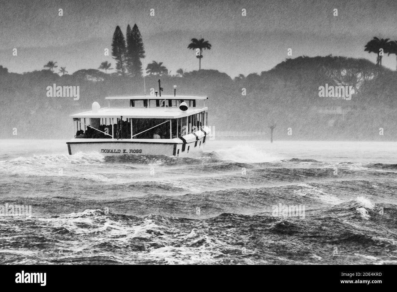 Tempête de pluie et ferry-buffet vent avec les touristes revenant du mémorial USS Arizona à Pearl Harbor à Oahu, Hawaï. Banque D'Images