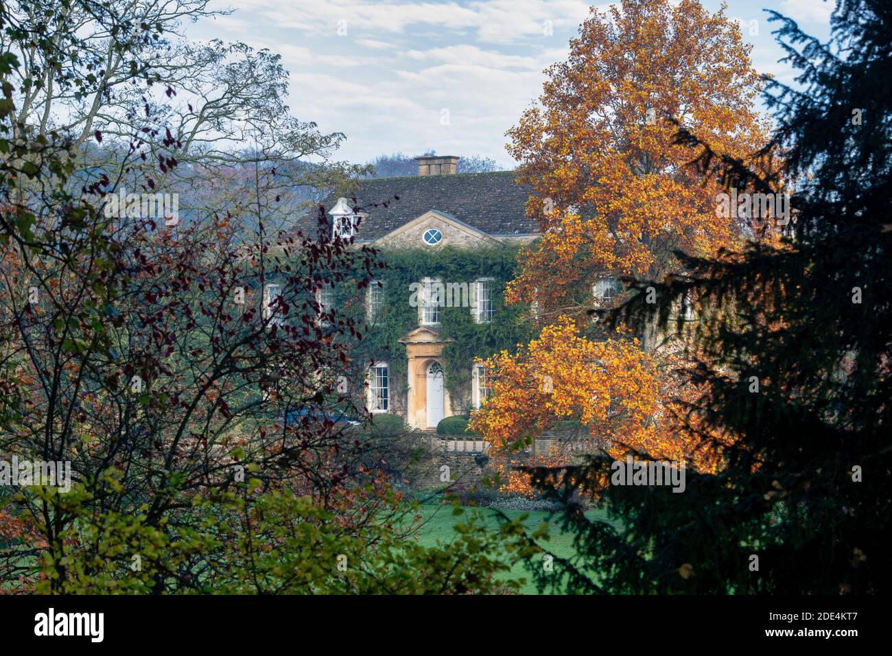 Cornwell Manor et jardin en automne. Cornwell, Chipping Norton, Oxfordshire, Cotswolds, Angleterre. Vue de la route. Banque D'Images