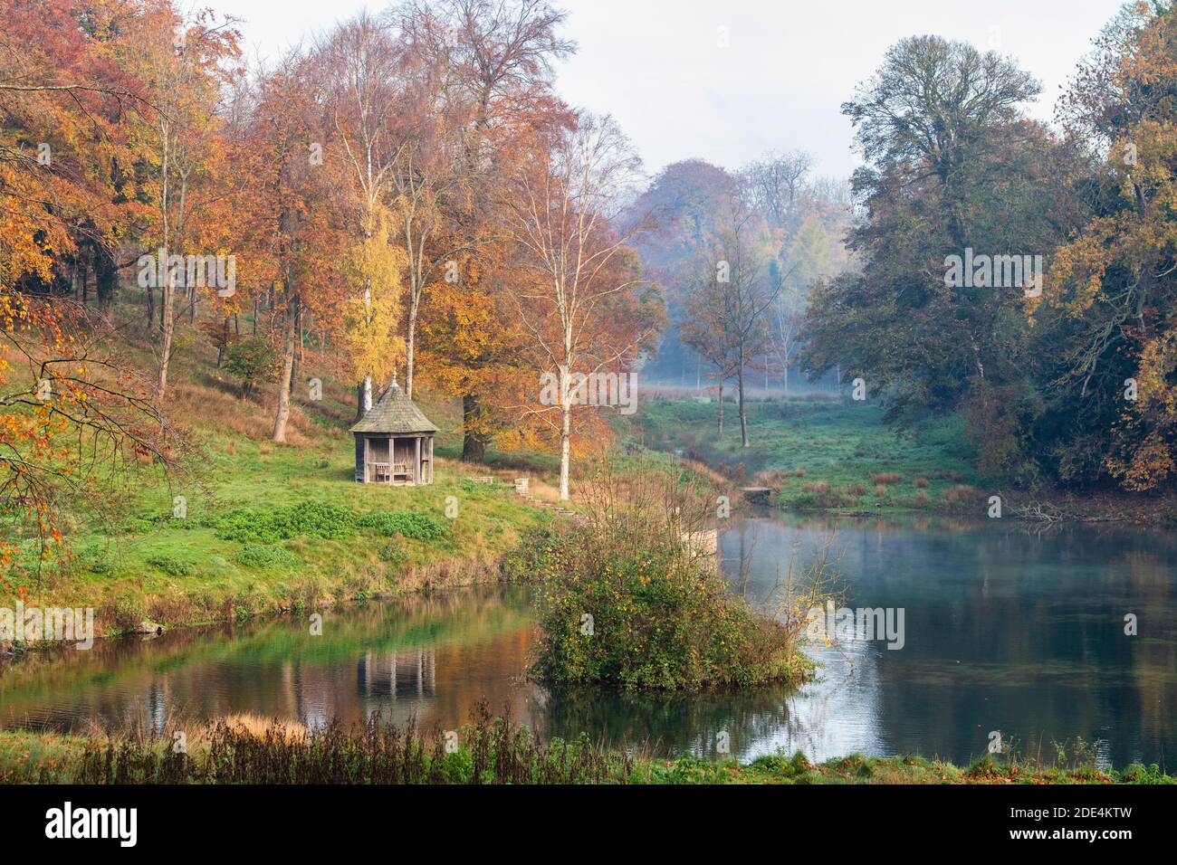 Domaine de Cornwell Manor en automne. Cornwell, Chipping Norton, Oxfordshire, Cotswolds, Angleterre. Vue de la route. Banque D'Images