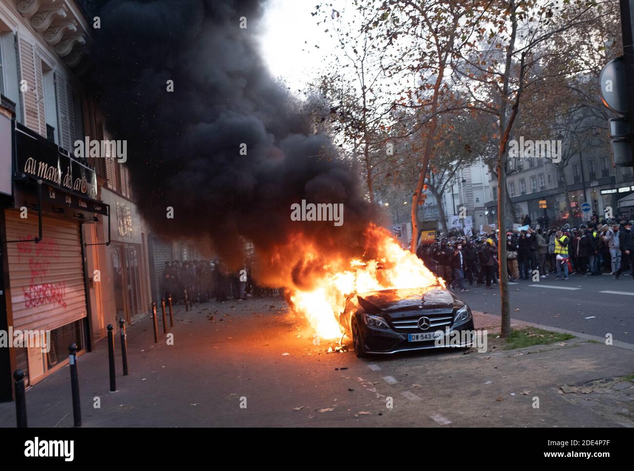 Paris, France. 28 novembre 2020. Une voiture de luxe est incendié pendant la manifestation.des milliers de manifestants sont emmenés dans la rue à Paris, en France, pour manifester contre le projet de loi controversé sur la sécurité dont il est question, qui limiterait le partage d'images des policiers. Crédit : SOPA Images Limited/Alamy Live News Banque D'Images