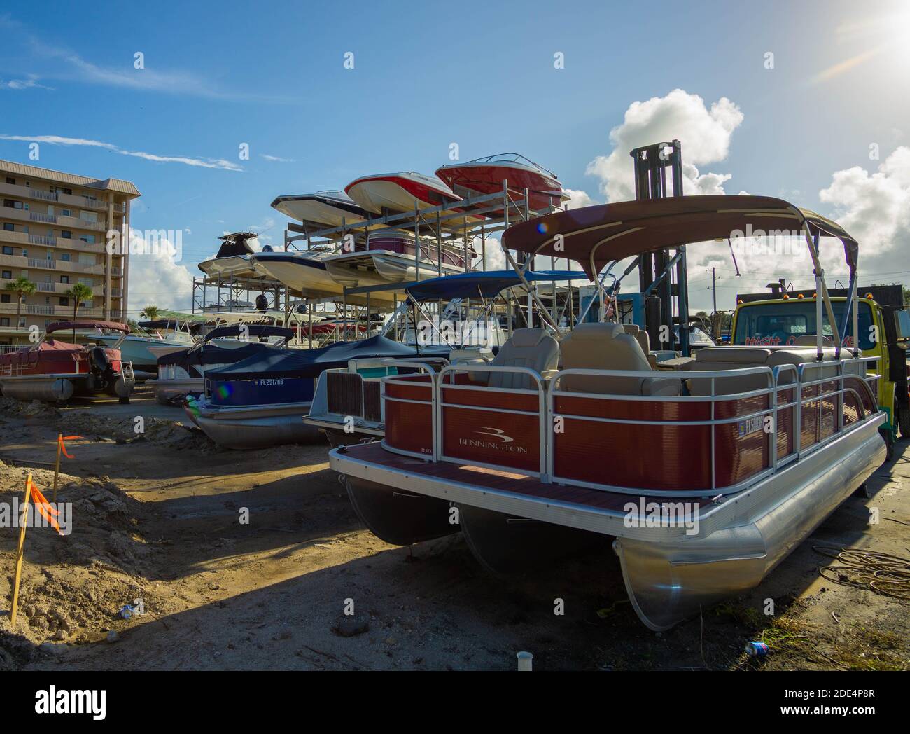 New Smyrna Beach, États-Unis. Des pontons et des tritoon sont entreposés à sec dans une marina du comté de Volusia, en Floride. Banque D'Images