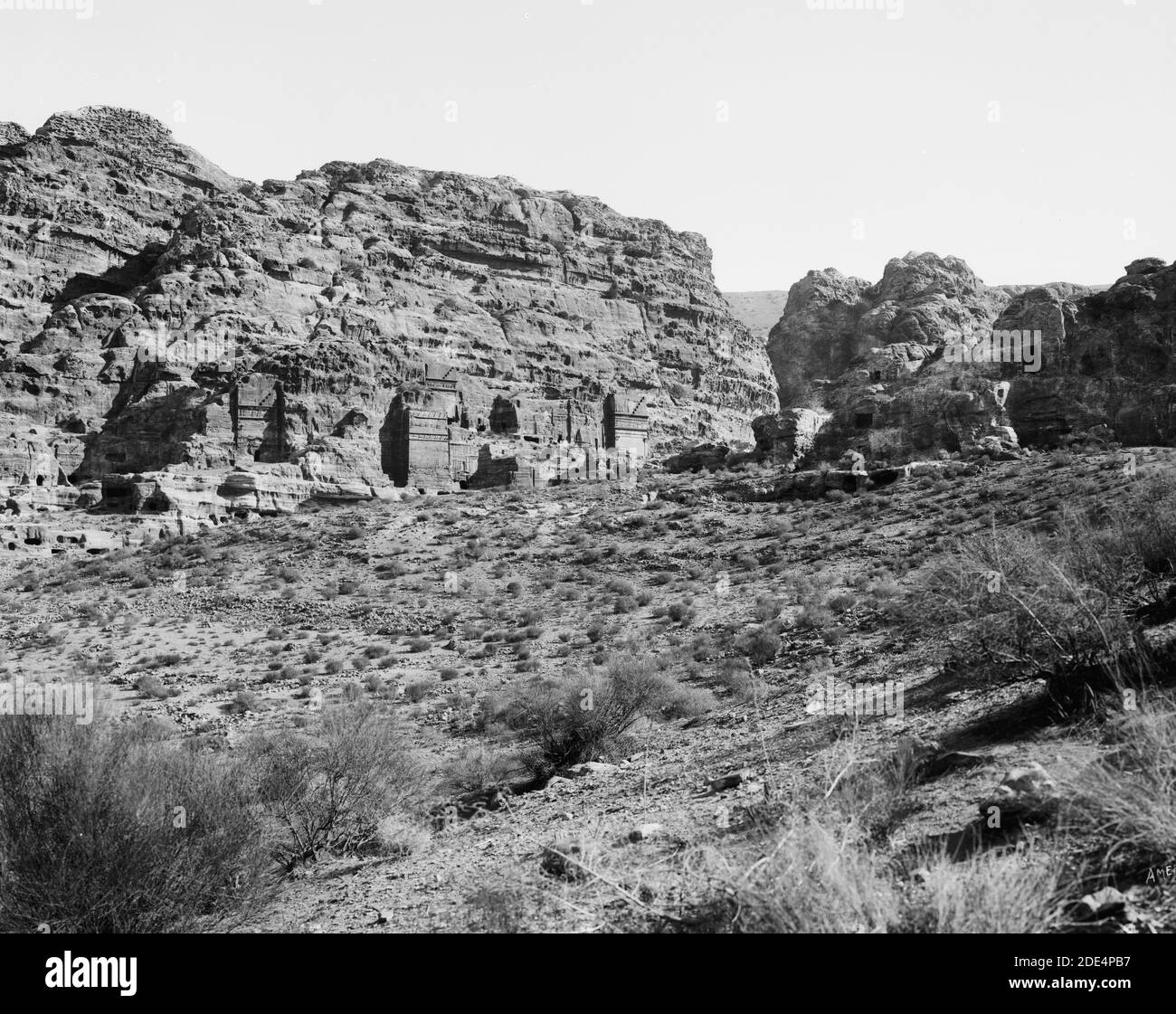 Pétra. Panorama des tombeaux à l'est en deux sections ca. 1898-1914 Banque D'Images