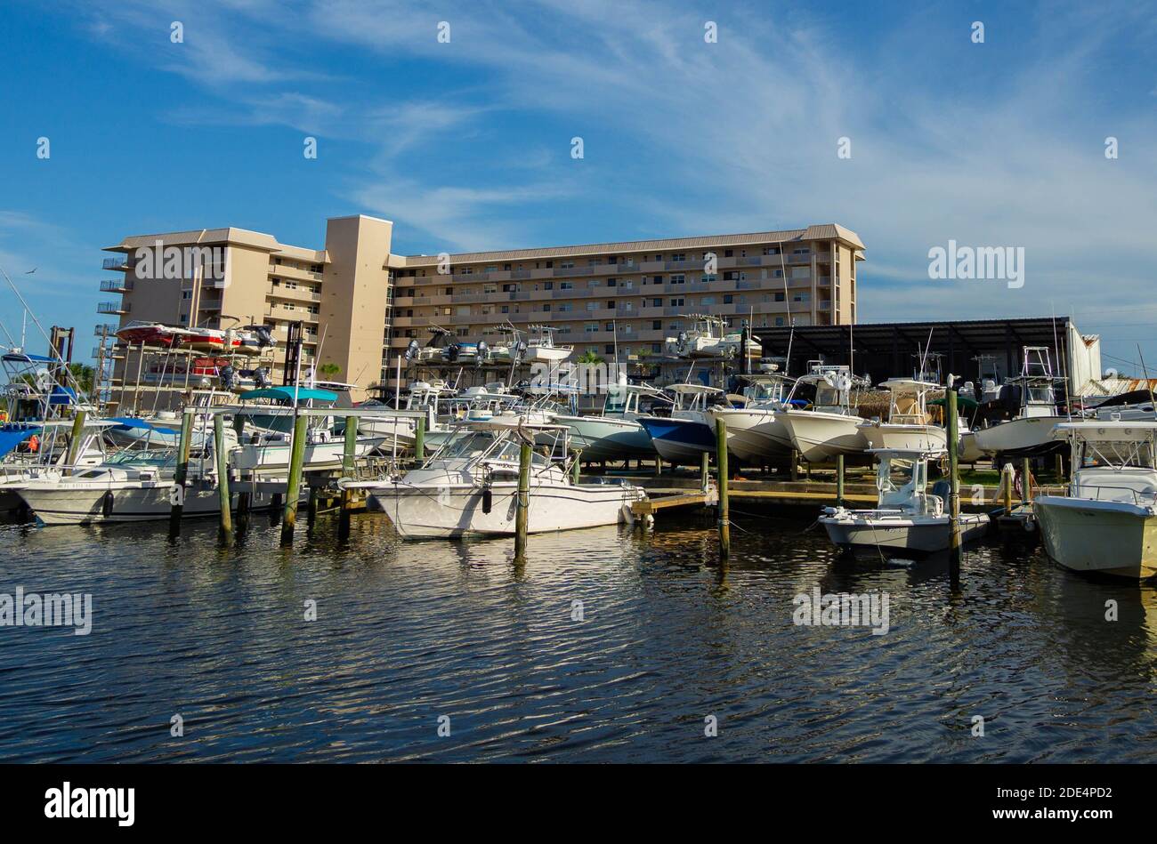 Les bateaux sont amarrés et entreposés à sec dans une marina du comté de Volusia, en Floride. Banque D'Images Les bateaux sont amarrés et entreposés à sec dans une marina du comté de Volusia, en Floride. Banque D'Images