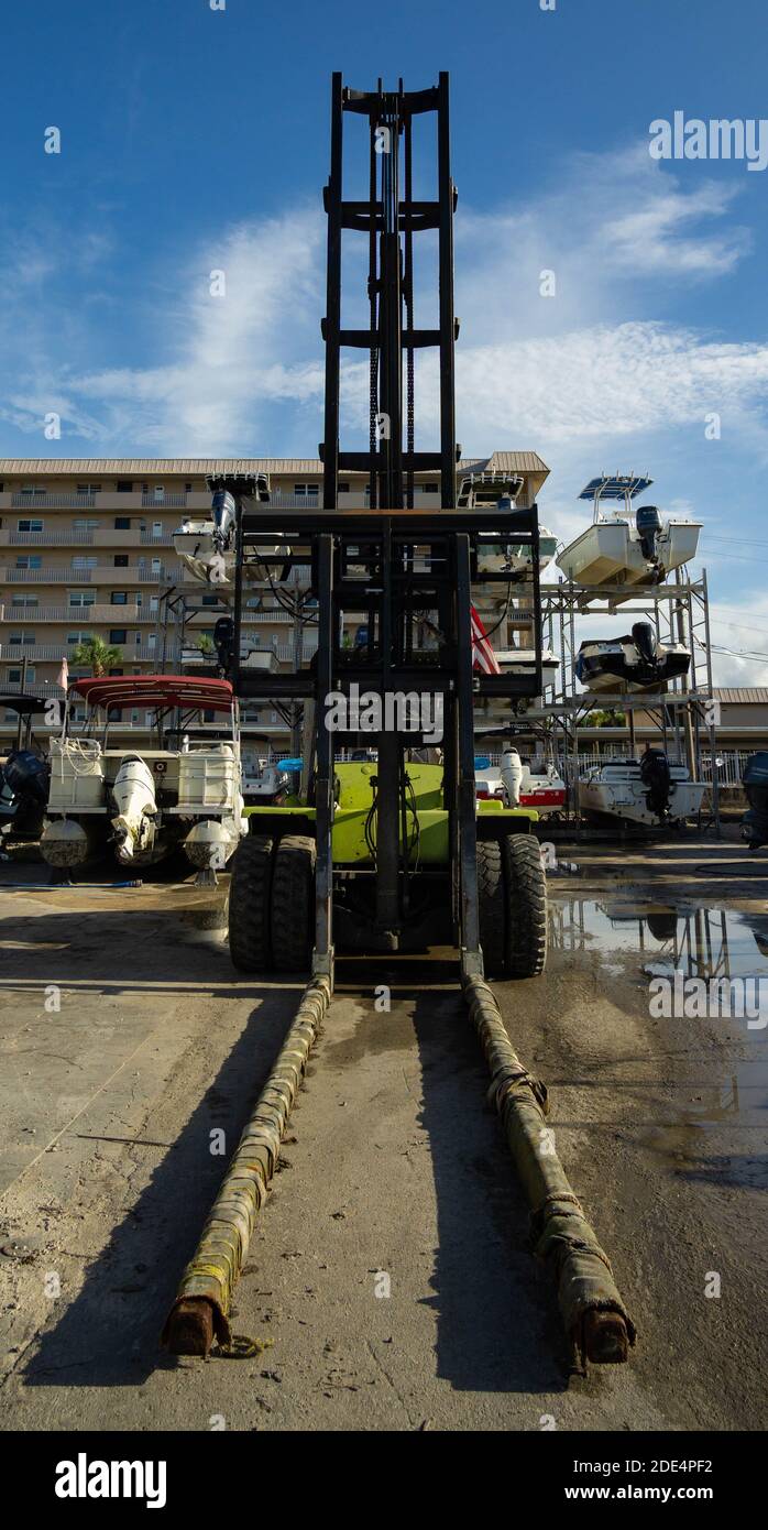 Un chariot élévateur de la marina est haut lors d'un après-midi ensoleillé en Floride. Banque D'Images