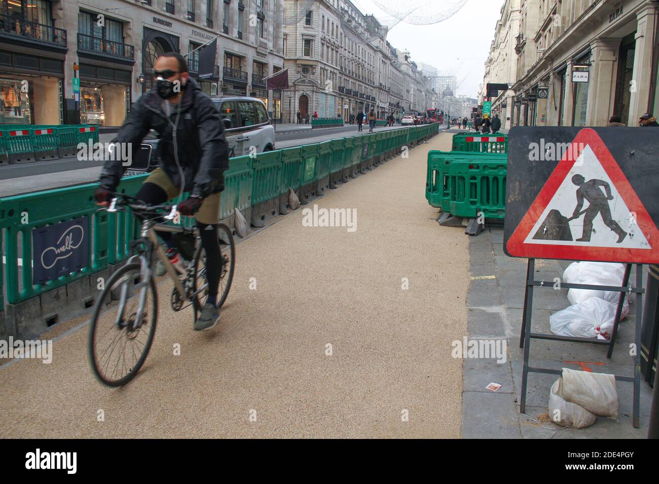 Londres, Royaume-Uni. 28 novembre 2020. Un cycliste sur une section du nouveau trottoir de la rue Regents. La rue a été encore réduite pour faciliter une meilleure distanciation sociale pour les piétons et les cyclistes. Crédit : SOPA Images Limited/Alamy Live News Banque D'Images