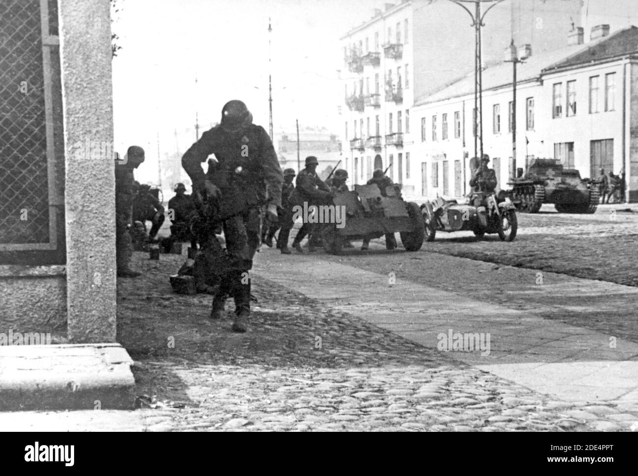 Chars allemands et tireurs motorisés à Varsovie, Pologne, 27 septembre 1939 Banque D'Images