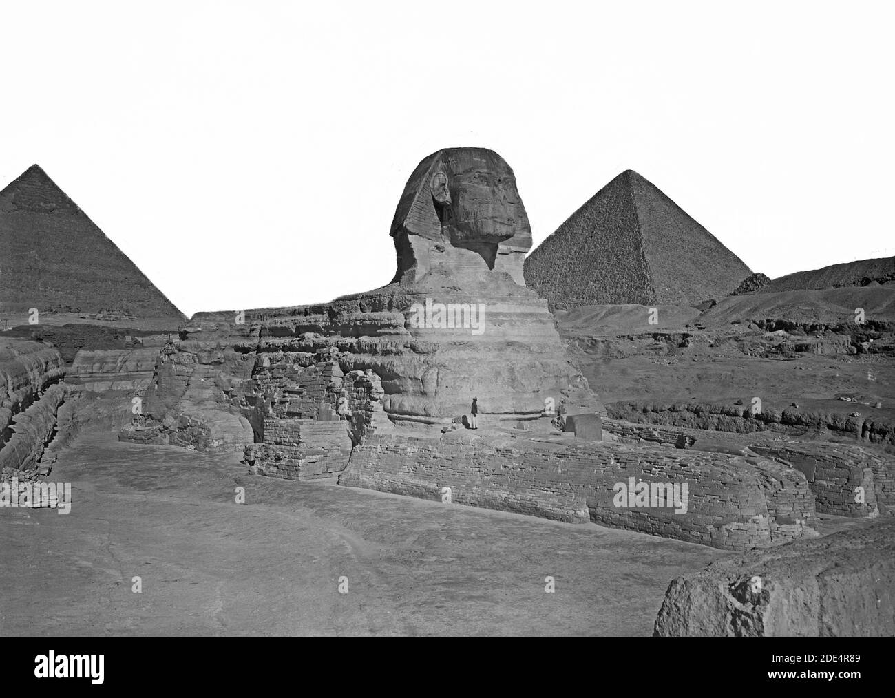 Légende originale: Egypte. Sphinx et pyramides. Le Sphinx montrant deux pyramides dans le backgr[ound] - lieu: Egypte--Jizah ca. 1934-1939 Banque D'Images
