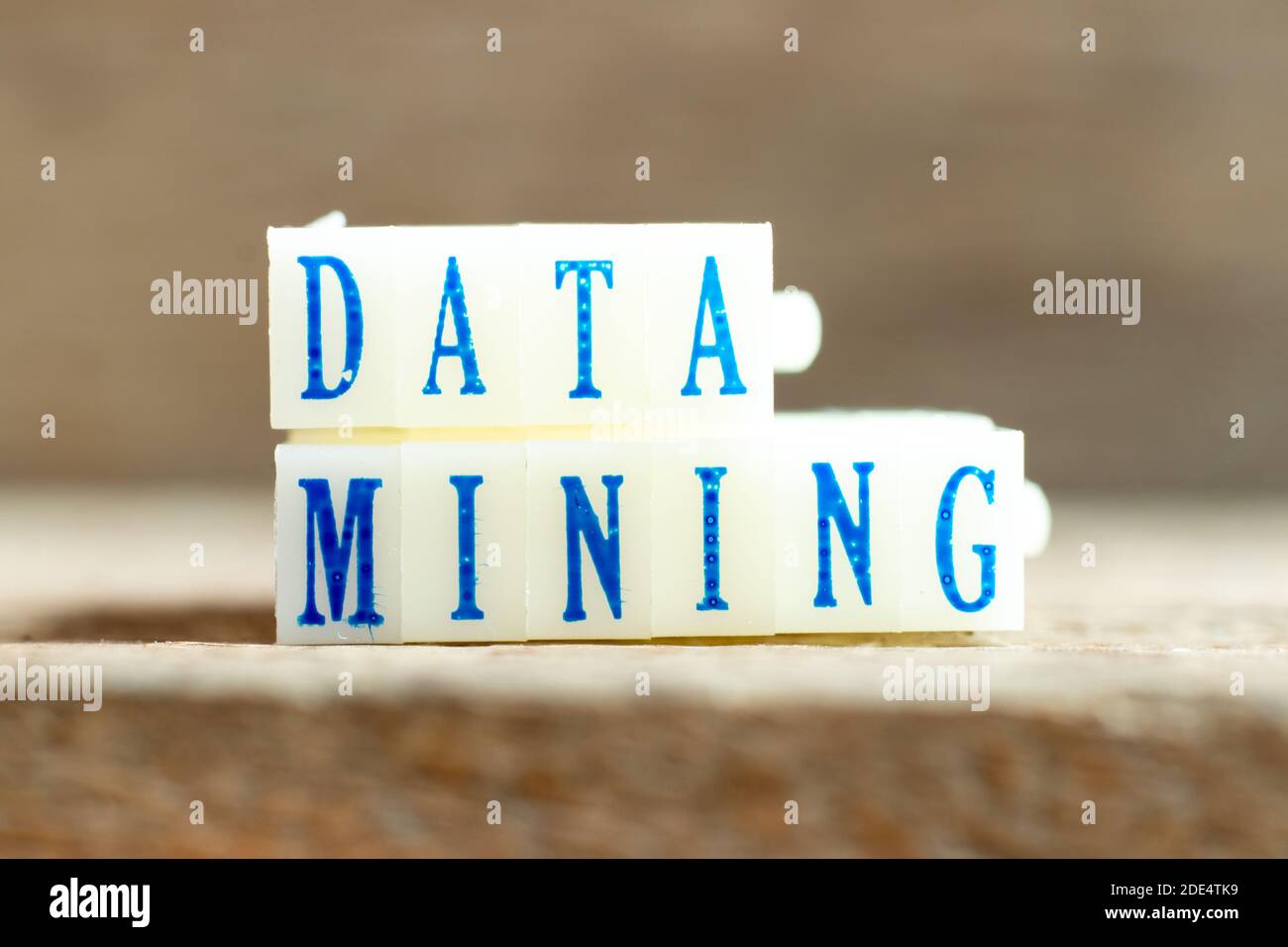 Bloc de lettres avec mot bleu extraction de données sur le bois arrière-plan Banque D'Images