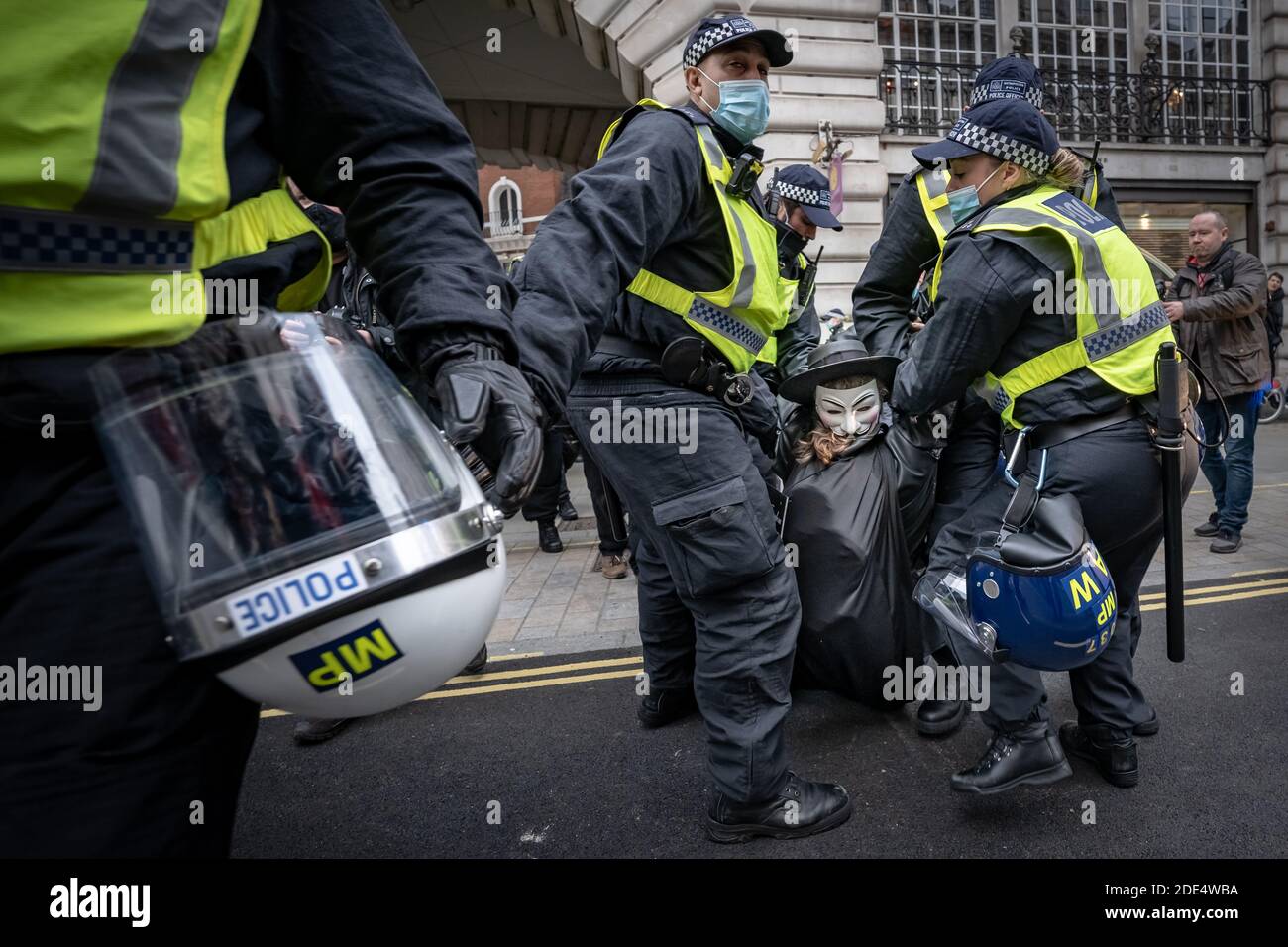 Coronavirus : affrontements et arrestations au cours de manifestations anti-verrouillage alors que les manifestants continuent de se rebeller contre les réglementations de l'enfermement 19 à Londres. Banque D'Images
