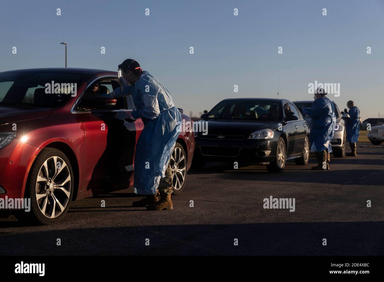 Perrysburg, Ohio, États-Unis. 27 septembre 2020. Les membres de la Garde nationale de l'Ohio administrent des tests COVID-19 gratuits aux patients en car.le commissaire à la santé du comté de Wood, Benjamin Robison, a organisé un centre de test local COVID-19 à l'école secondaire de Perrysburg à Perrysburg, Ohio. Robison a estimé qu'environ 750 tests ont été administrés aux patients lorsqu'ils ont traversé le parking de l'école secondaire. Il n'y avait qu'un seul type de test fourni aux personnes qui en sont venues à recevoir le test gratuit, un test en écouvillon à réaction en chaîne par polymérase (PCR) qui prend généralement environ quatre jours à traiter Banque D'Images