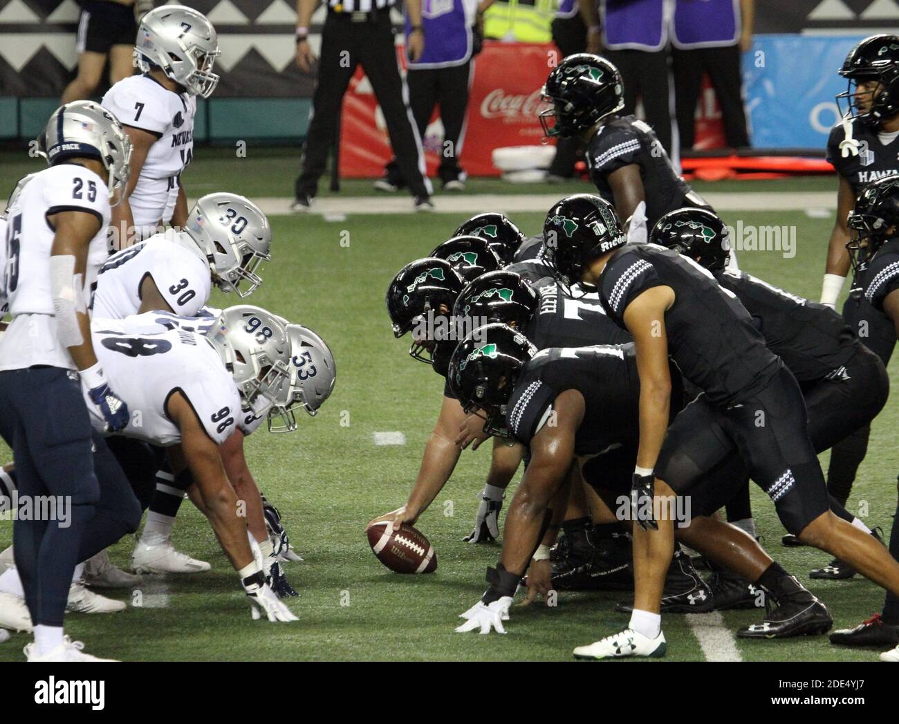 28 novembre 2020 - la ligne de scrimage lors d'un match entre les Warriors arc-en-ciel d'Hawaï et le Wolfpack du Nevada au stade Aloha à Honolulu, HI - Michael Sullivan/CSM Banque D'Images