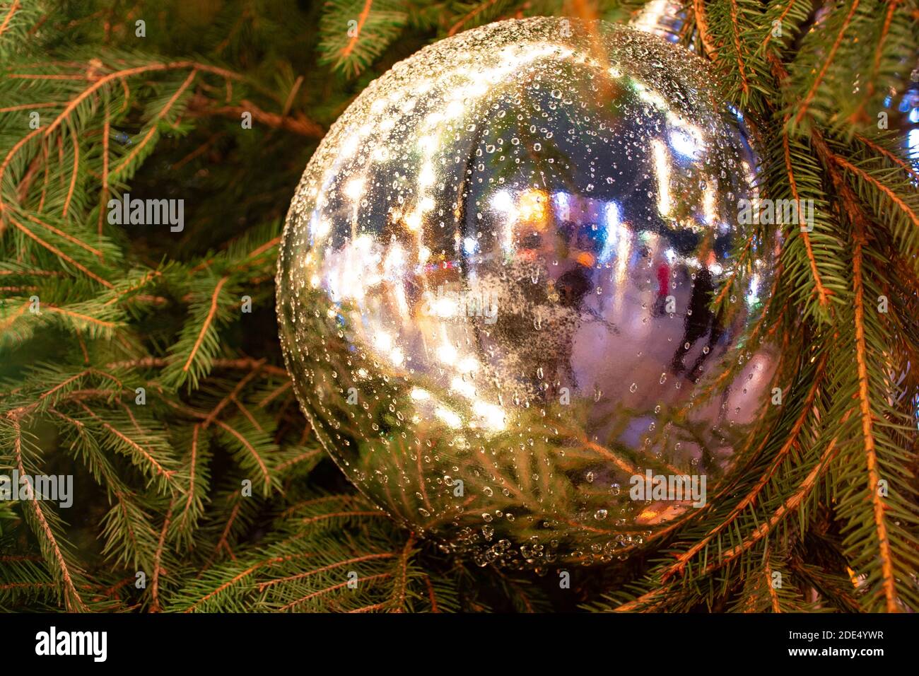 Gros plan sur le ballon, les lumières et les branches d'un arbre en hiver, le fond de Noël, les sentiments chaleureux et chaleureux Banque D'Images