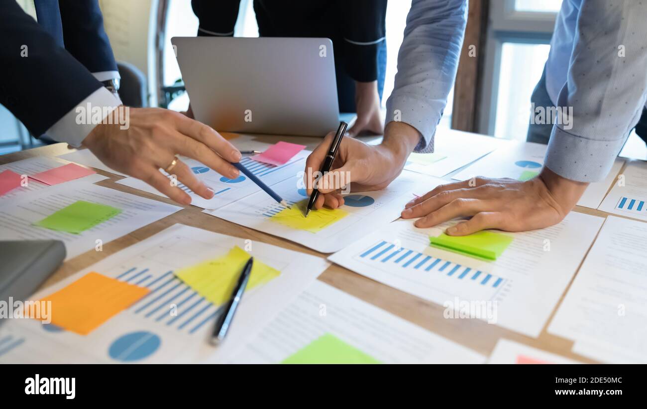 Gros plan de divers hommes d'affaires travaillant sur le projet en équipe Banque D'Images