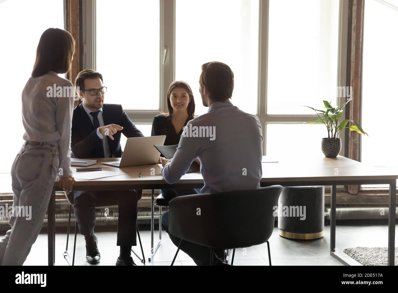 Une équipe multiethnique s'est réunie lors d'une réunion au bureau à la table de conférence Banque D'Images