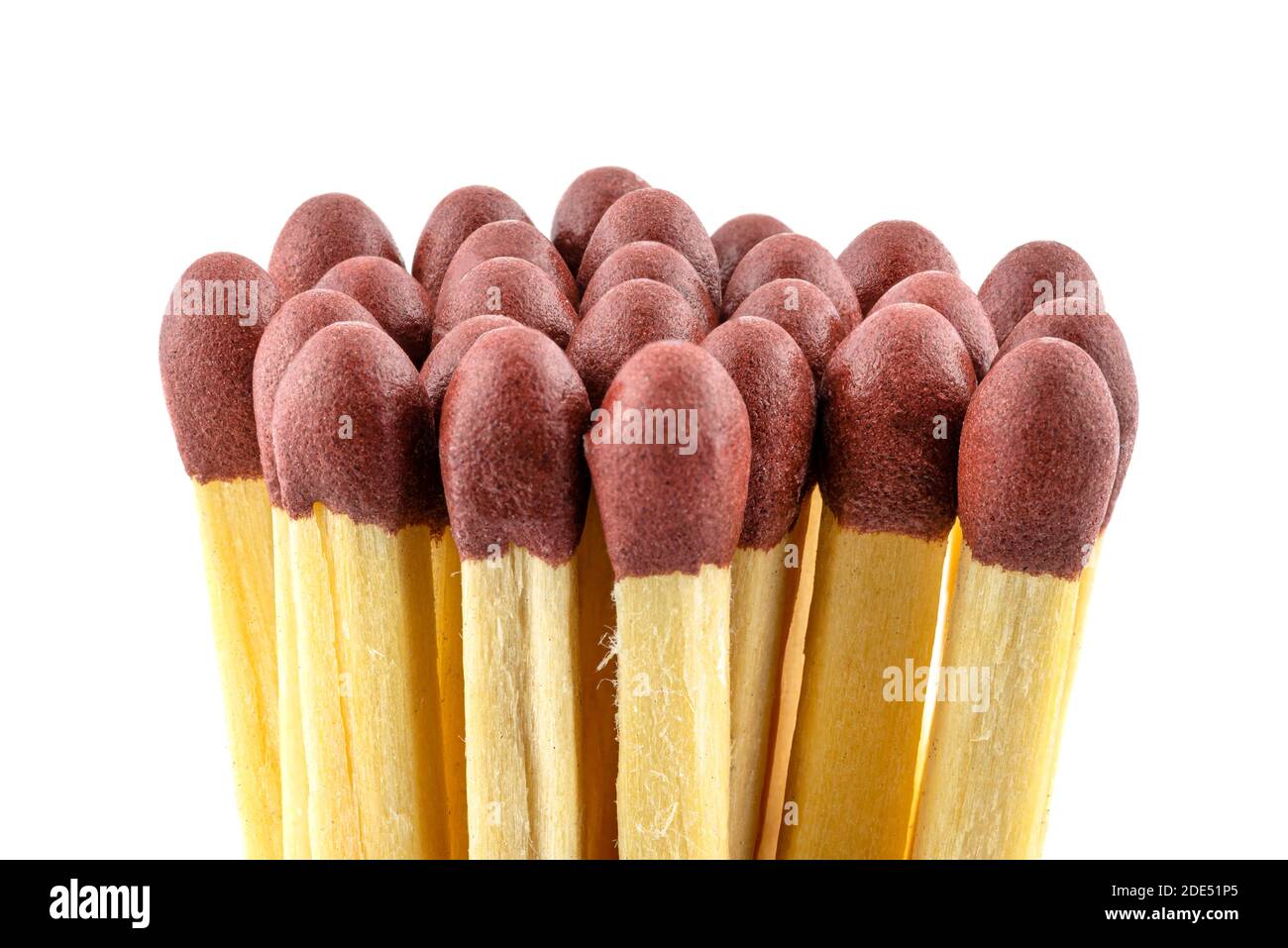 Pile de allumettes aux têtes rouges disposées en cercle, isolée sur fond blanc. Banque D'Images