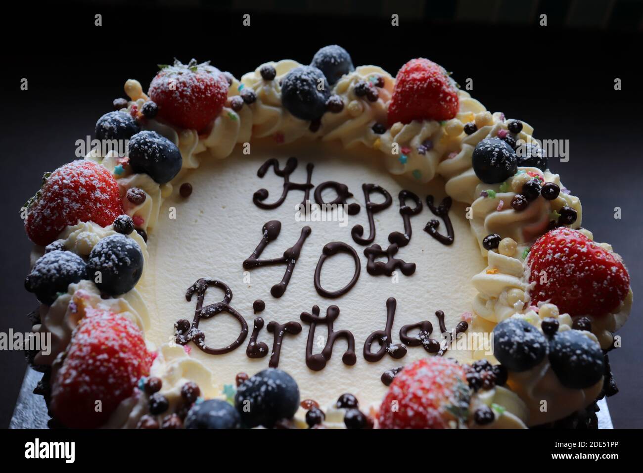 Gateau De Creme D Anniversaire Joyeux Avec Ecriture Gros Plan Photo Stock Alamy