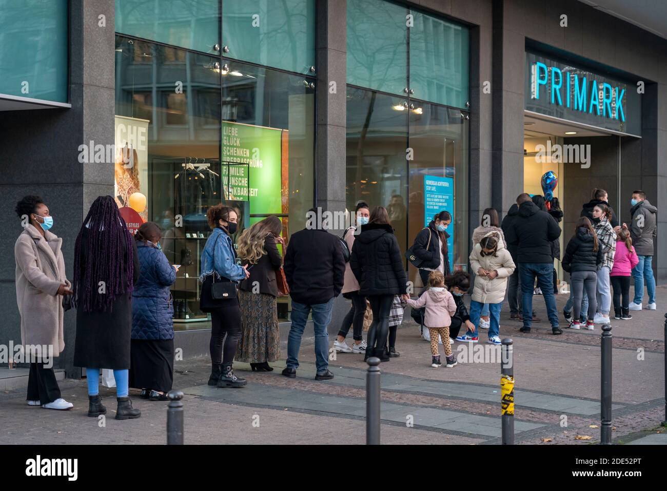 Rue commerçante, à Kennedy Platz, longues files d'attente devant quelques magasins, ici la chaîne de mode discount Primark, zone piétonne, plein, beaucoup de gens sho Banque D'Images
