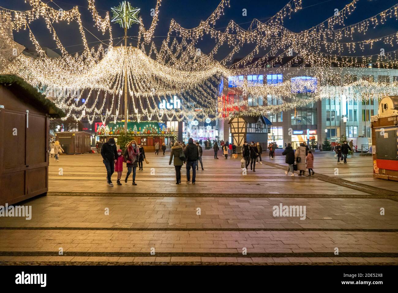 Le marché de Noël à Essen, Kennedyplatz, en partie déjà mis en place, puis fermé pour verrouillage, en novembre 2020, a cessé et provisoirement annulé, b Banque D'Images