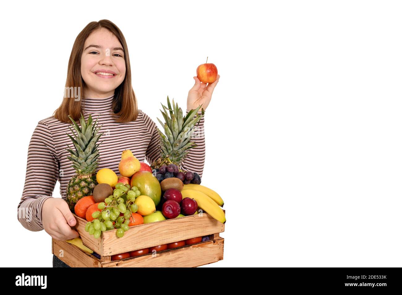 bonne fille avec pomme et fruit dans la caisse en bois Banque D'Images