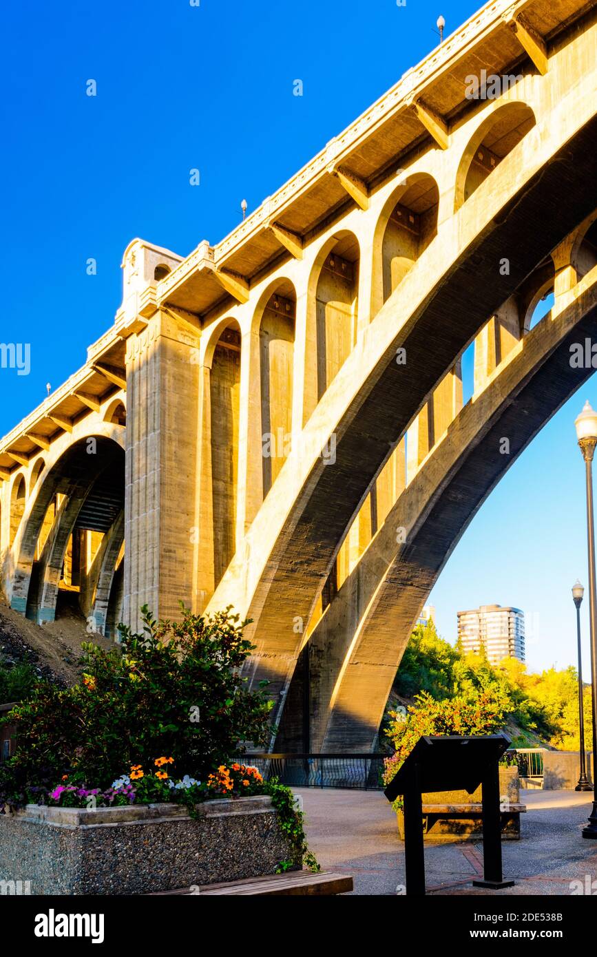 Spokane, Washington, États-Unis - 31 2015 juillet : pont de la rue Monroe enjambant le fleuve Spokane tiré un matin Banque D'Images