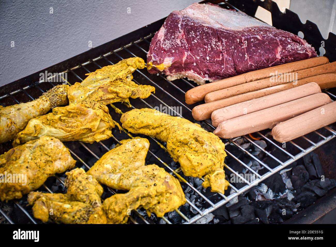 Assortiment délicieux à faire griller de la viande sur les coals barbecue Banque D'Images