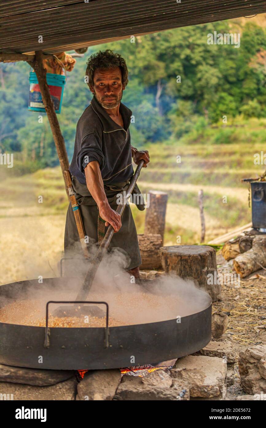 Vallée de Tang, Bhoutan 3 janvier 2017 : un fermier torréfaction de maïs dans la vallée de Tang, dans le centre du Bhoutan Banque D'Images