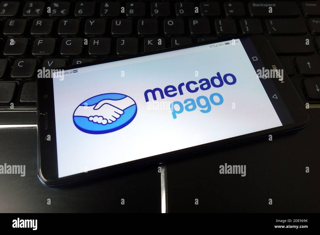 KONSKIE, POLOGNE - 11 janvier 2020 : logo de la plateforme de paiement Mercado Pago affiché sur le téléphone portable Banque D'Images