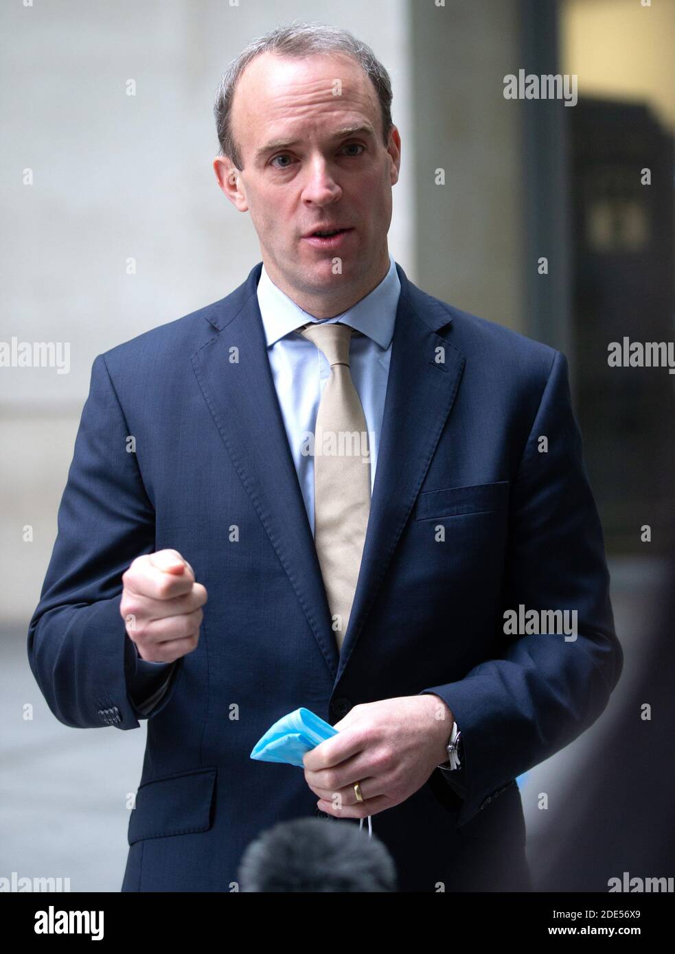 Londres, Royaume-Uni. 29 novembre 2020. Le secrétaire aux Affaires étrangères, Dominic Raab, quitte les studios de la BBC après avoir comparu sur le « Andrew Marr Show ». Crédit : Mark Thomas/Alay Live News Banque D'Images